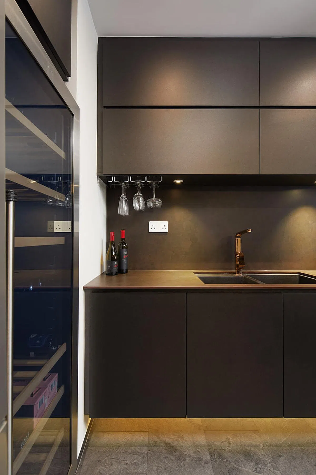 酒柜立于厨房一角。（Home Guide提供照片）