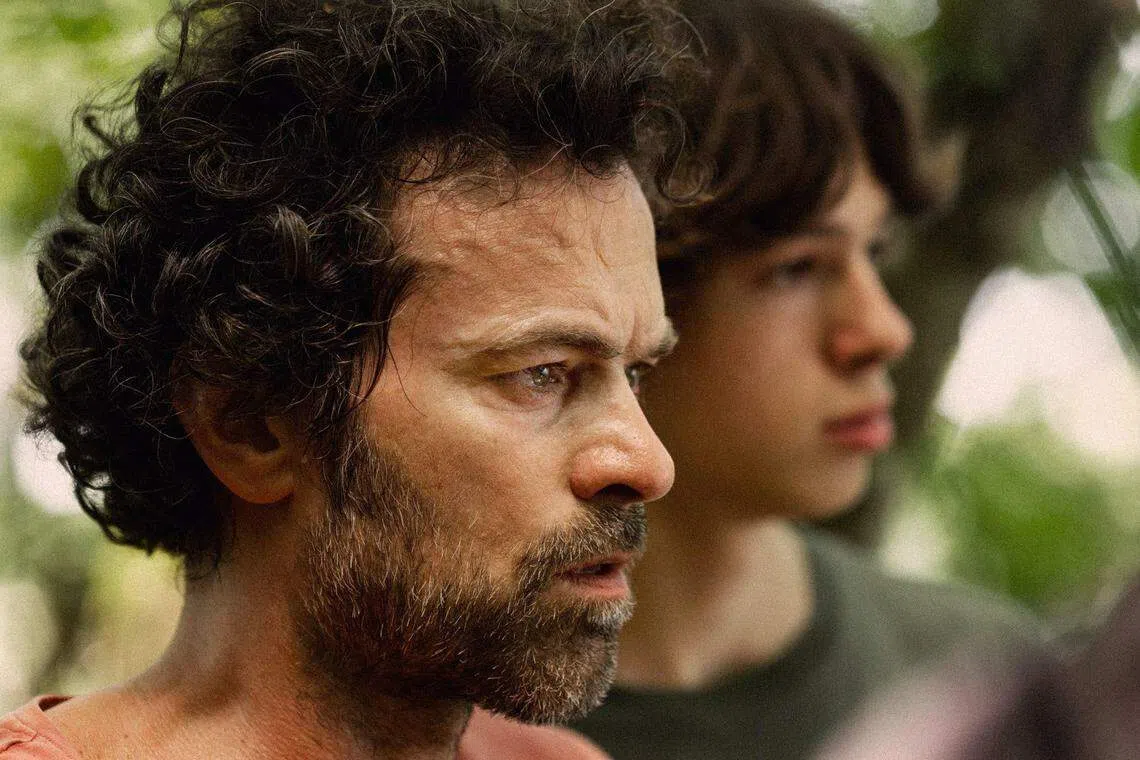 资深法国演员罗曼杜里斯（左）饰演保罗基彻（右）的父亲。（邵氏机构提供 ）