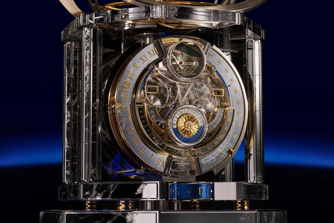 天文钟正面钟盘布满复杂功能：马耳他十字架陀飞轮、逆跳日期、万年历、日出日落显示与昼夜渐变。（江诗丹顿提供）