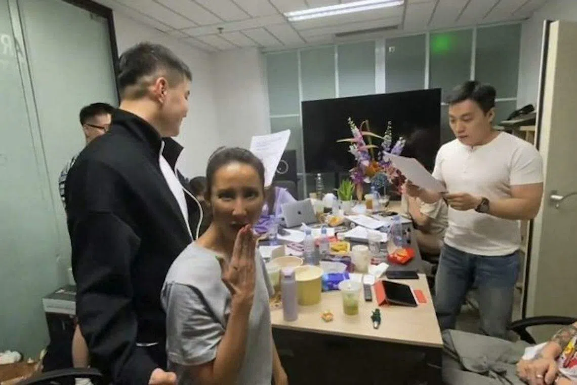 李玟（左二）近期暴瘦出现在视频中。（视频截图）