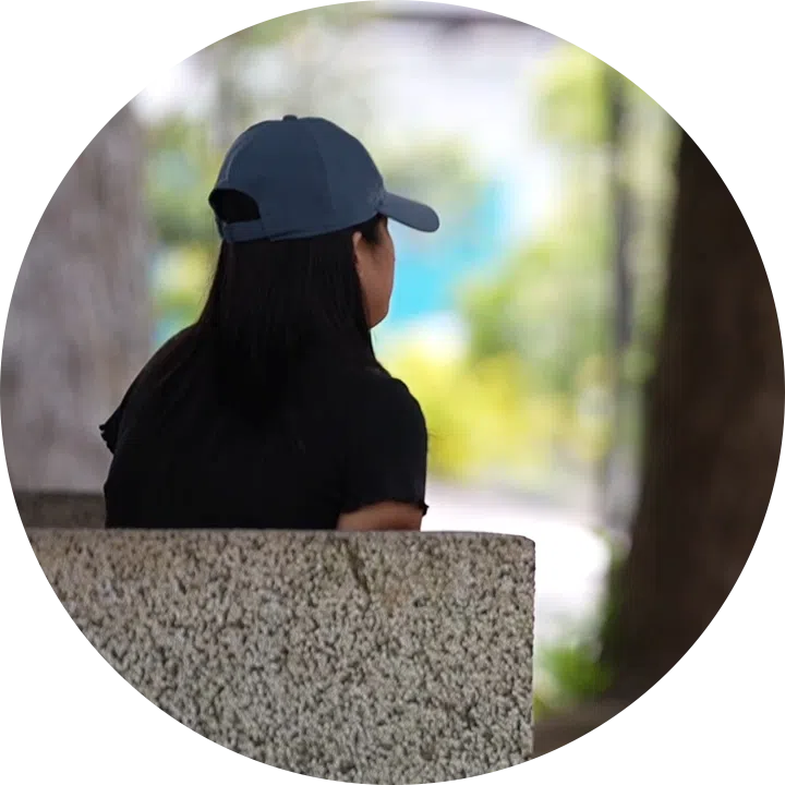 受困扰居民小丽：合适的运动要在合适的场地进行，户外羽球场的建立原本是给声音分贝较低的羽毛球运动，故相对篮球场更靠近居民住宅，所以希望匹克球能移到室内进行。（视频截图）