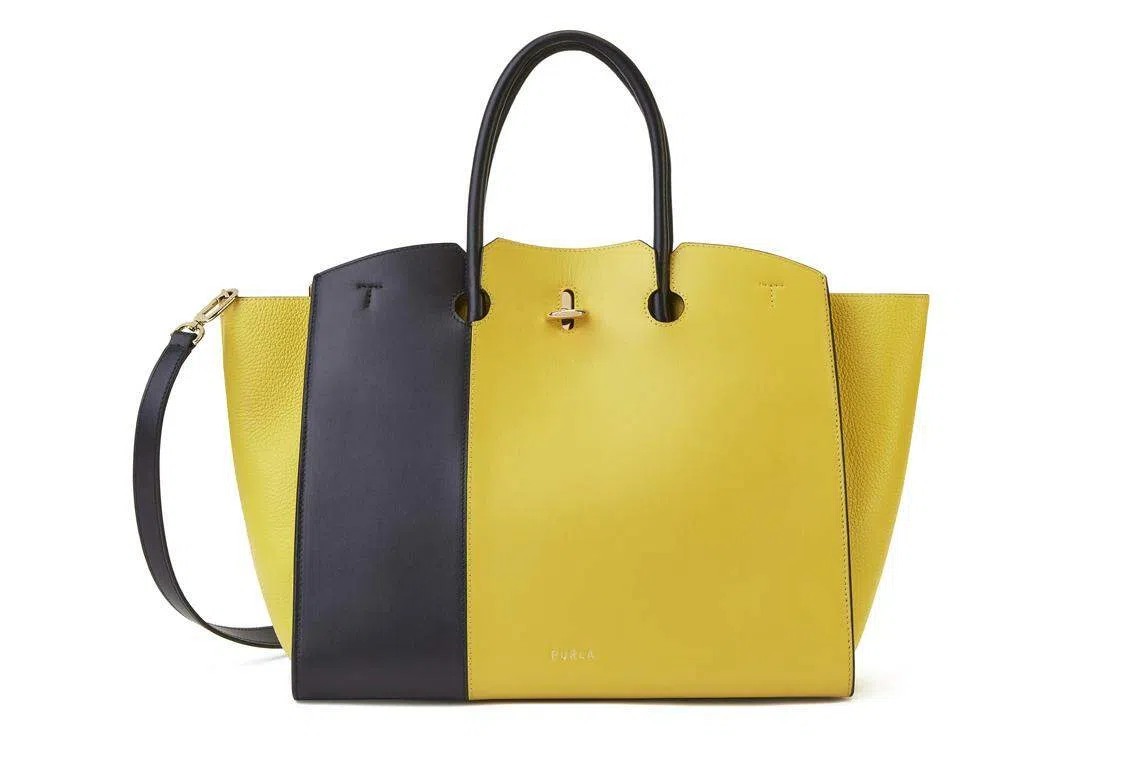 Furla的Genesi手提包菠萝黄与黑色相撞搭配。（品牌提供）
