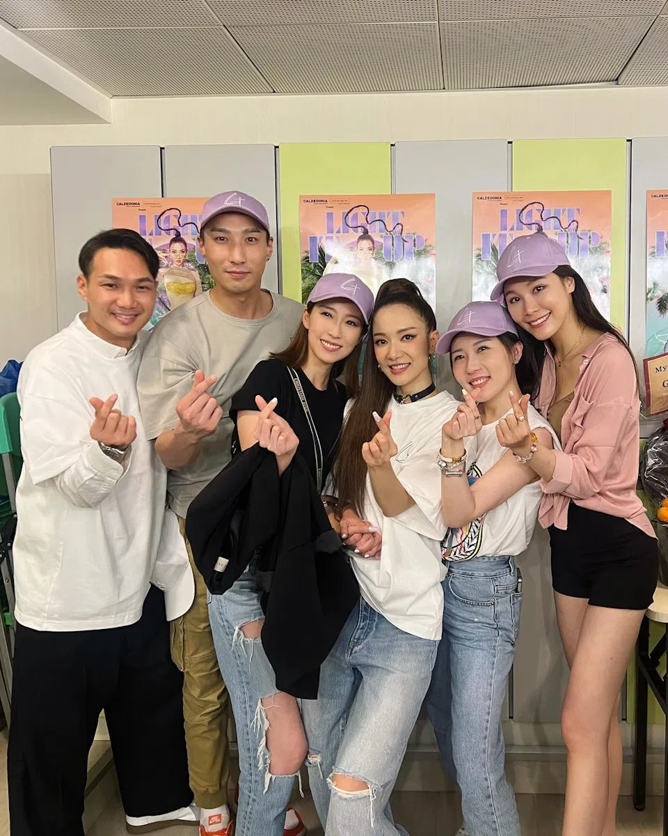 姚子羚（左三）与星二代徐伟栋（左二）在互相了解中。（取自姚子羚Instagram）