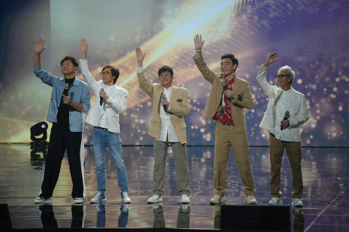 温拿乐队成员陈友（左起）、彭健新、谭咏麟、锺镇涛，以及叶智强在《公益献爱心40周年》带来三首金曲。（公益金提供）