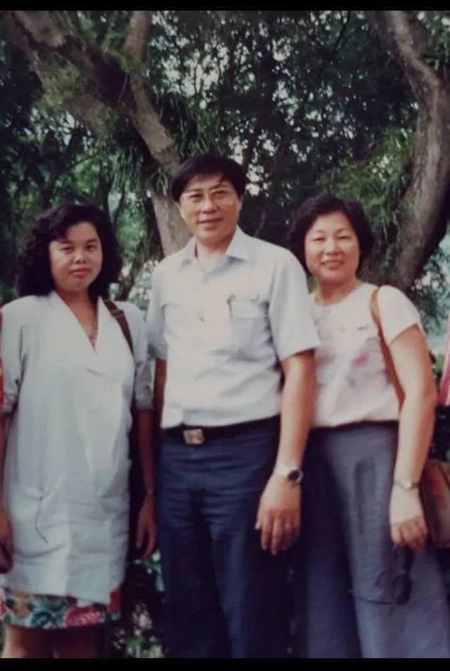 1980年代，蔡建新（左一）回校探望两位老师张挥（中）与郭珠芬。（蔡建新提供）