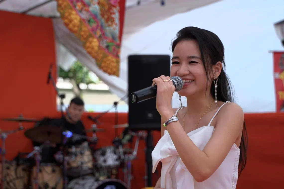 以幽默主持和动人歌声征服观众的佩芬认为，歌台的未来有赖更多年轻人加入。（视频截图）