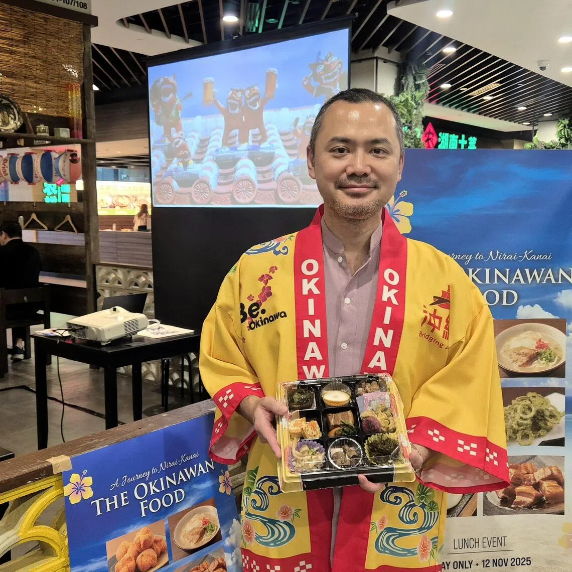 冲绳县新加坡事务所所长内间广崇，介绍当地特色料理。（陈爱薇摄）