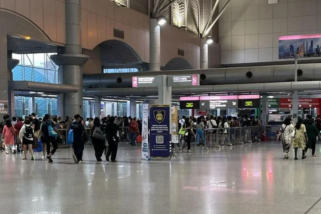 新山关卡外国旅客自动通关闸门仍故障