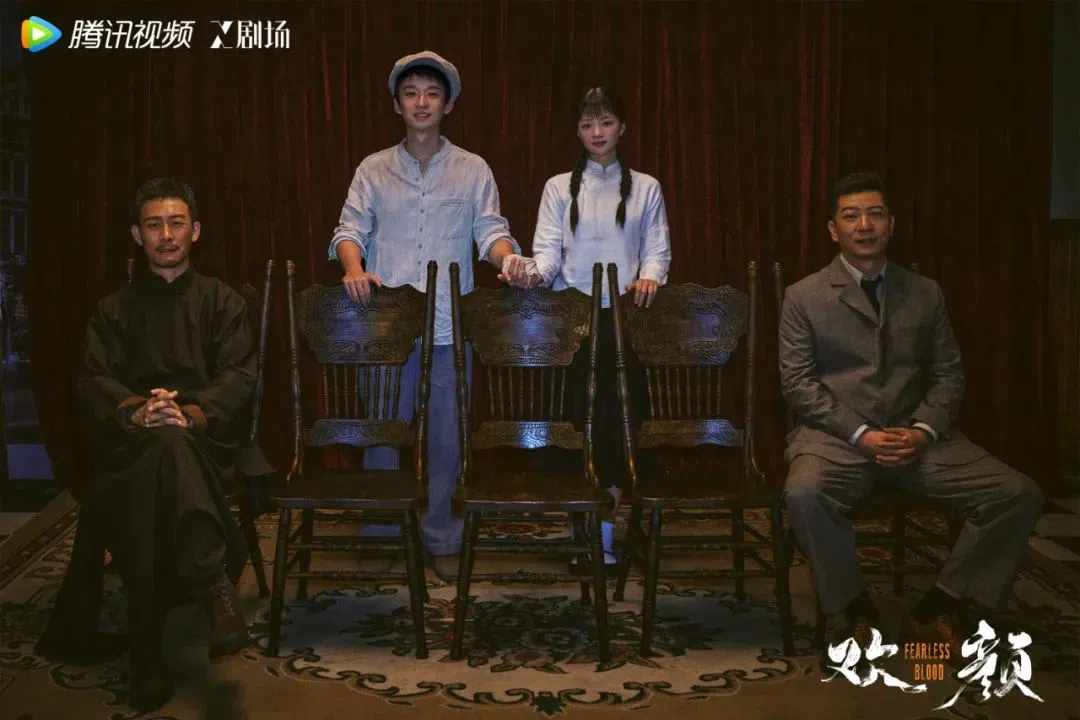 剧中素昧平生的张译（左起）、董子健、任敏、田雨在化解一场凶险后，找机会拍摄难得的合照，留下令人回味的瞬间。（互联网）