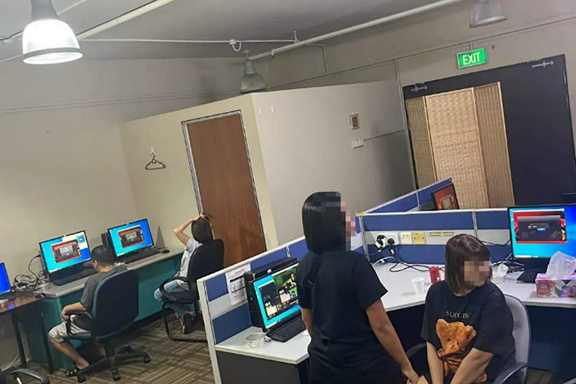 19人涉嫌非法远程赌博被调查。图为不法分子利用电脑进行网上赌博游戏。（警方提供）