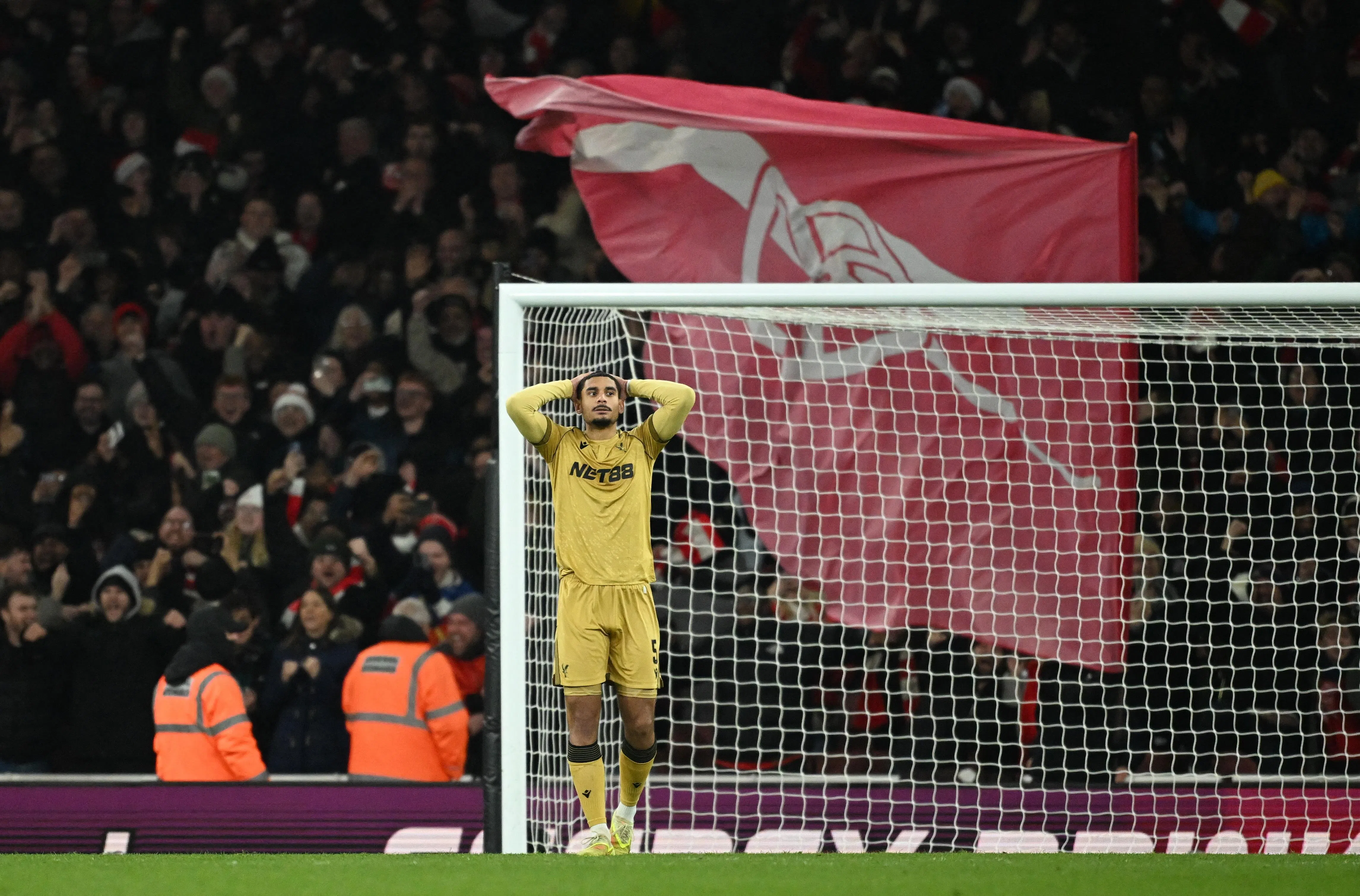 在本周中的英联赛杯复赛中，水晶宫后卫拉克鲁瓦先是送出乌龙球助阿申纳取得领先，又在点球大战踢丢点球导致输球，赛后成为球迷们口诛笔伐的对象。（路透社）