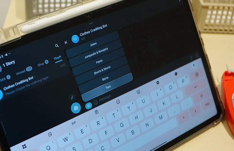 Thryft利用人工智能技术为商品分类、定价和处理库存。（视频截图）