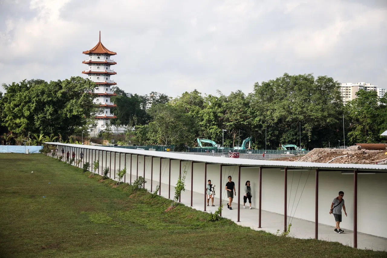 新科学中心的建设工程外围，设有有盖走道，可通往裕华园。（档案照）