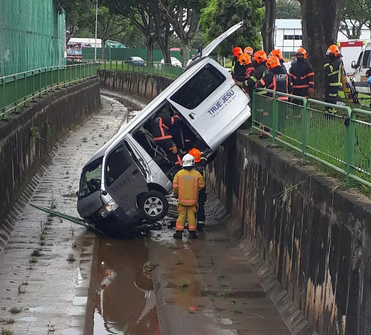 迷你巴士冲破栏杆后一头栽入两米深的大沟渠，车头严重撞毁。（档案照）