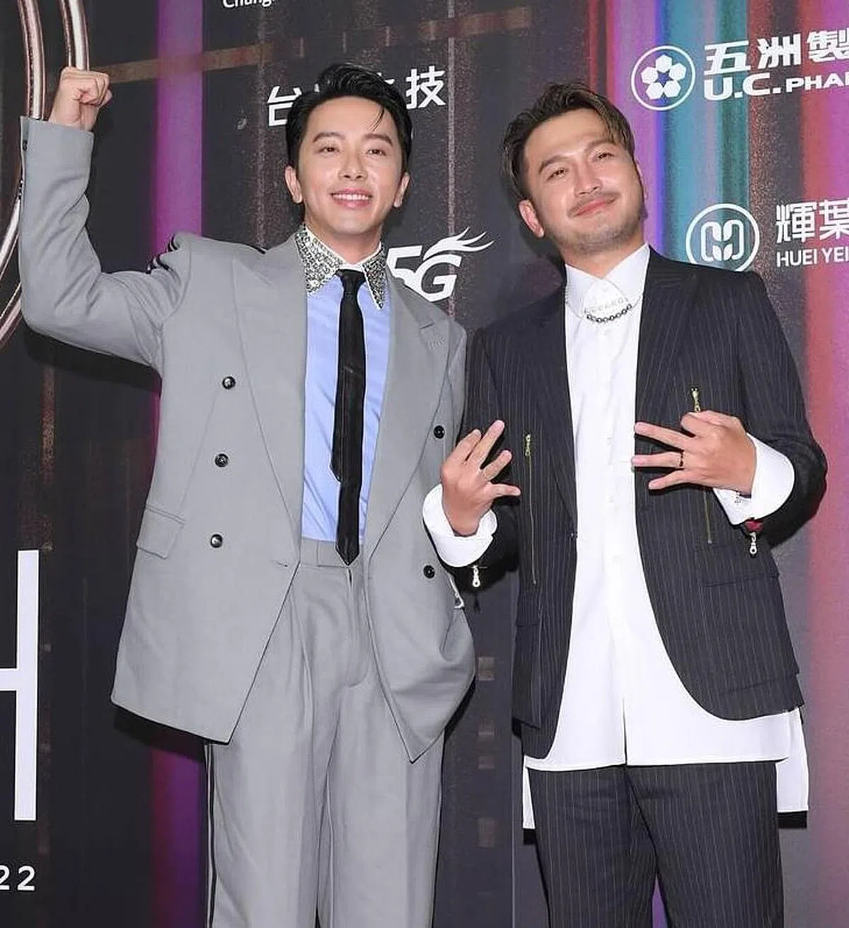 谢坤达（左）和KID代表《综艺玩很大》走红毯。（互联网）