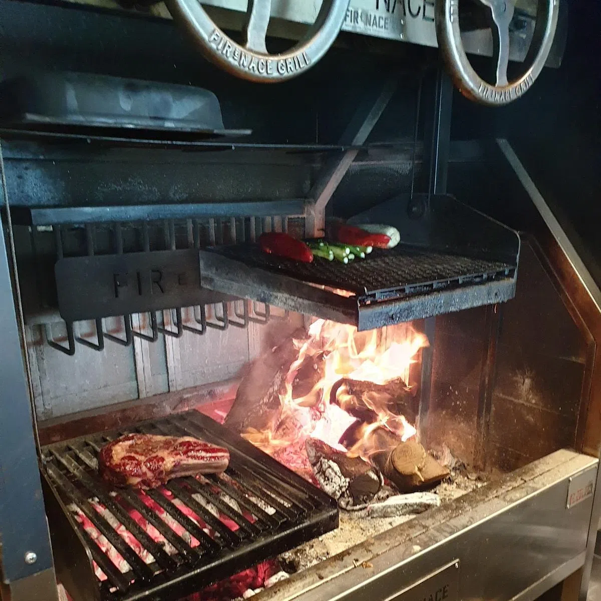 新加坡的阿根廷餐馆Fire的特制木炭烤炉。 