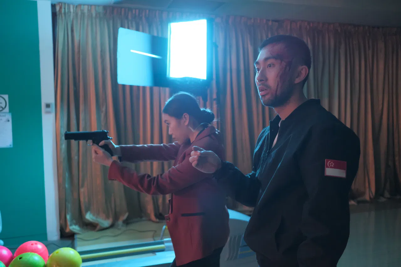 吴思蕾（左）和张其炜特地到泰国接受五天的防卫和短枪训练。（受访者提供）