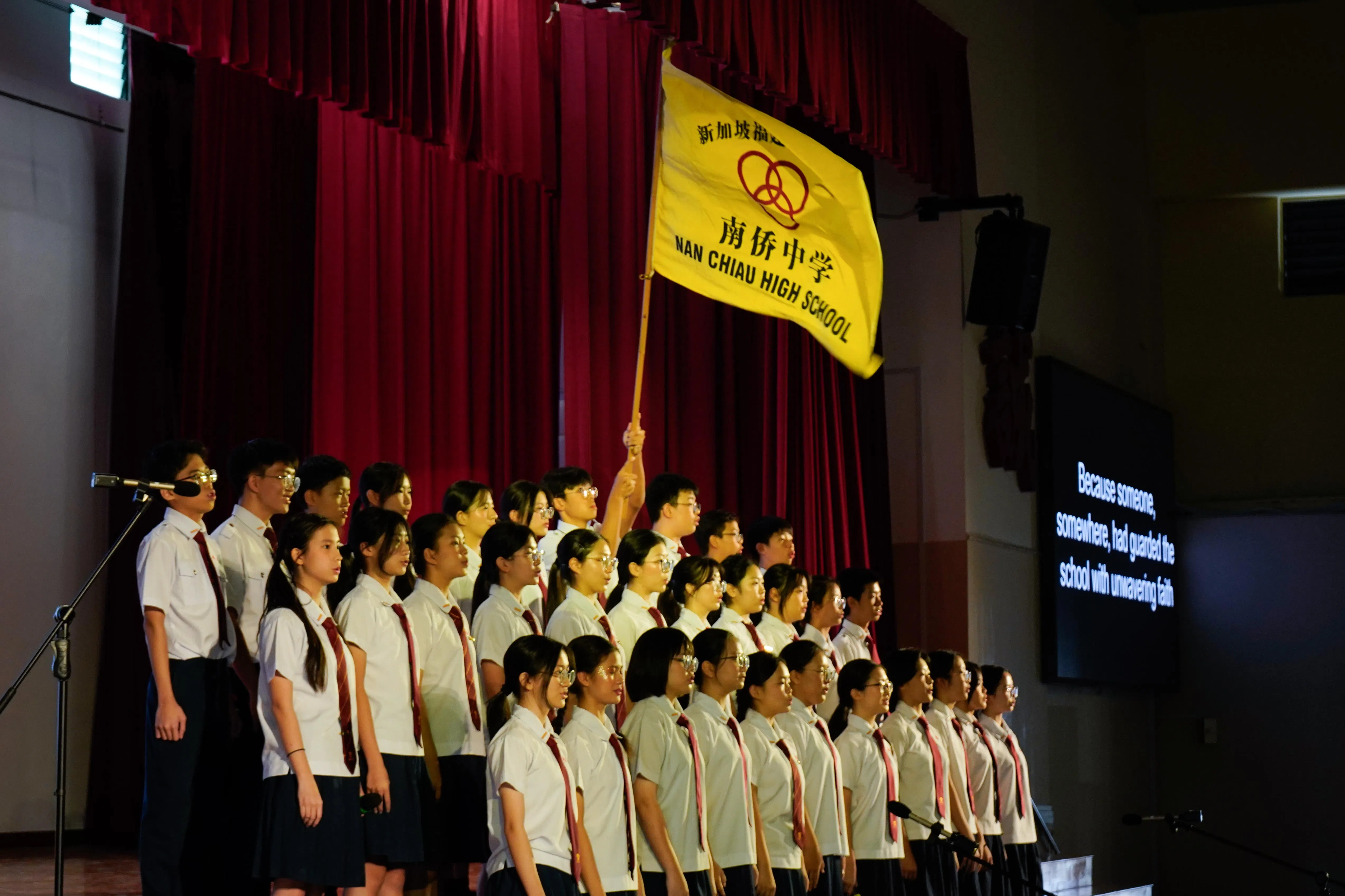 双文化大使呈献精心准备的诗歌朗诵。（南侨中学学生王腾贤摄）