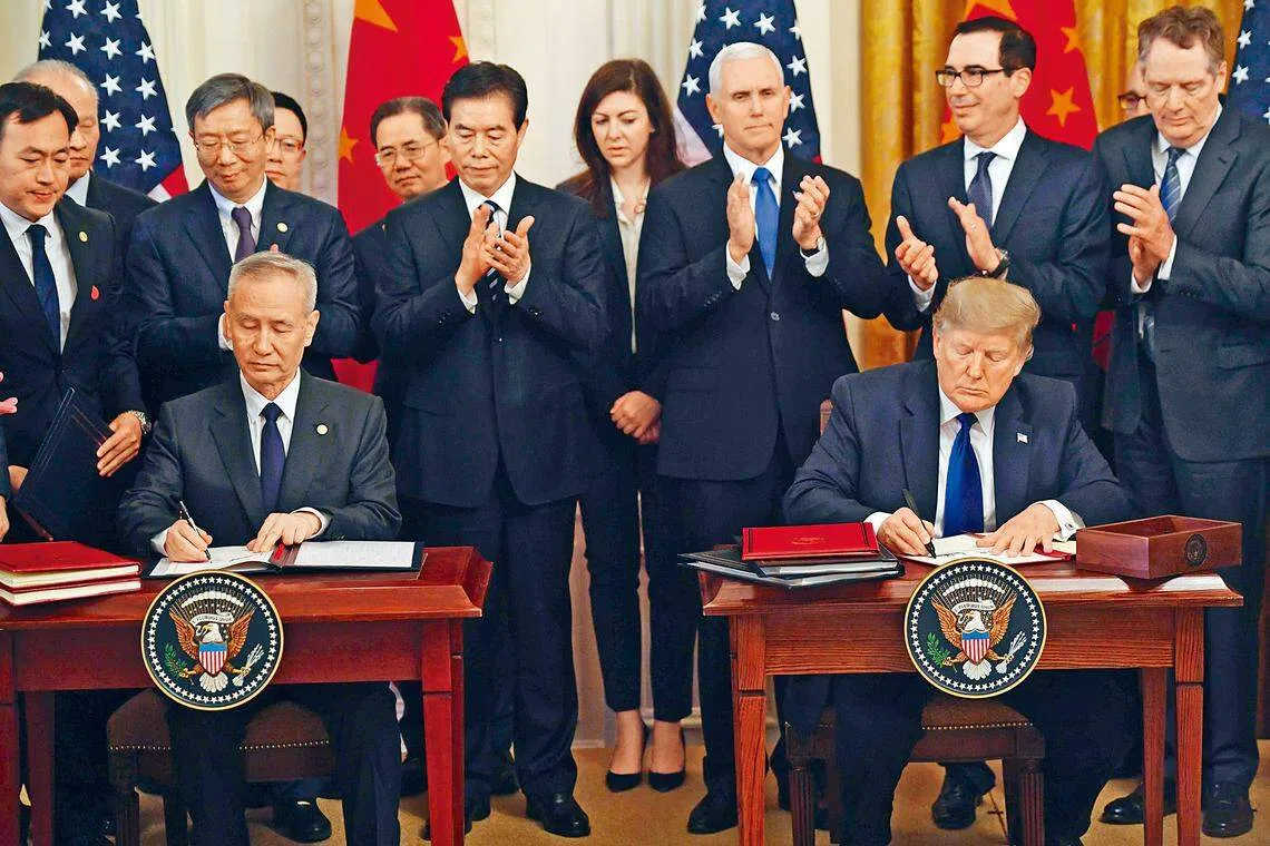 刘鹤（左）2020年与时任美国总统特朗普签署了中美第一阶段贸易协议。（法新社）