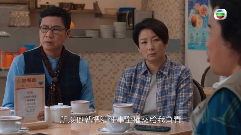 王绮琴（中）在《死有对证》扮演干练女警。（视频截图）