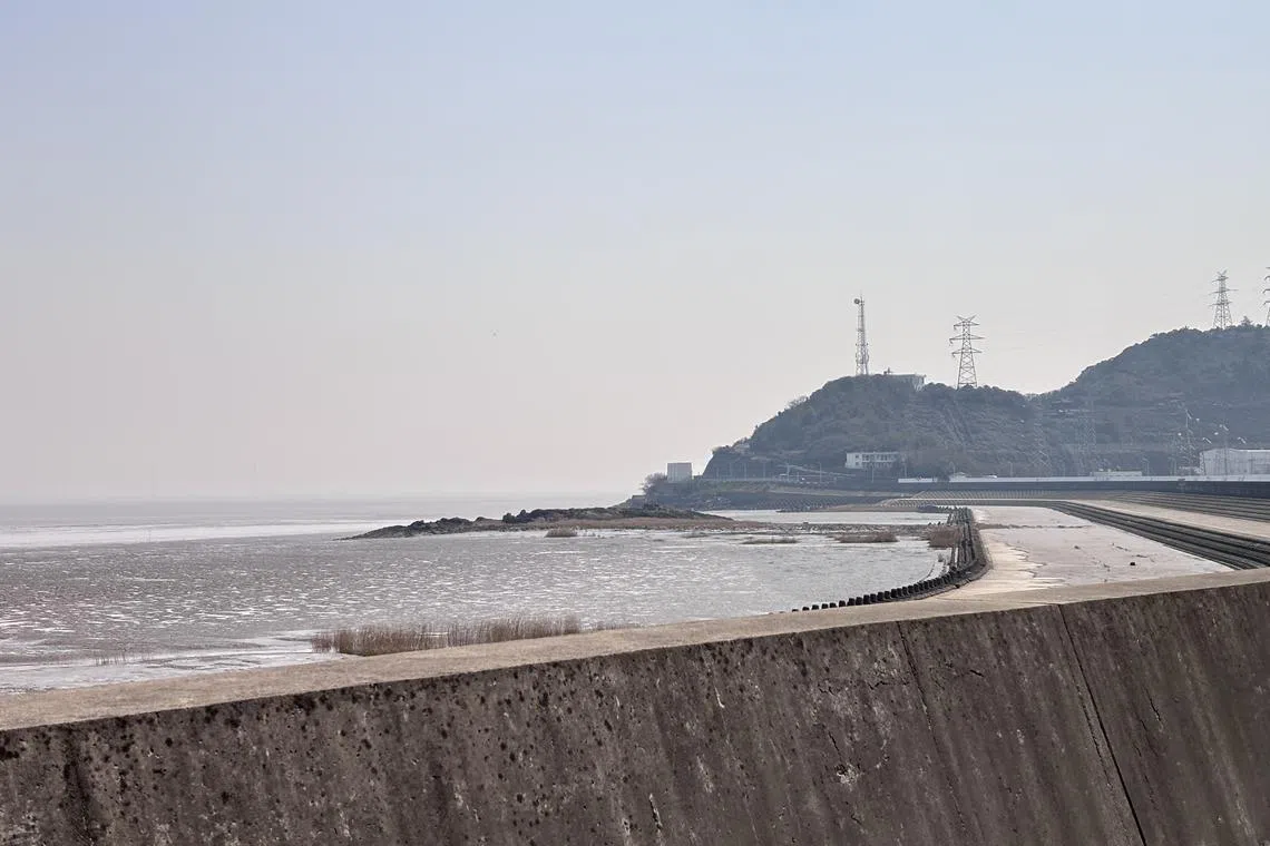 福岛核电事故后，秦山核电基地在海岸边加高了海堤。（黎康摄）
