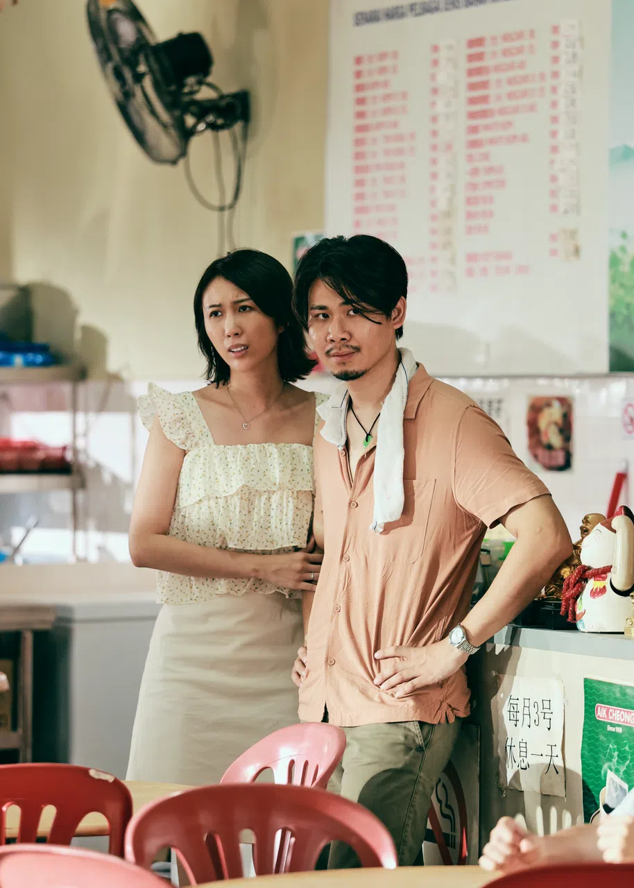 王籽涵（左）和丧彪饰演一对经营茶室的夫妻。（嘉华院线提供）