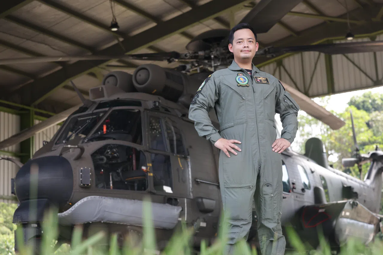 空勤专业军士克里斯蒂安上士长在H225M中型直升机上担任空中协调员，向执行跳伞的蛙人传达指令。（郑一鸣摄）