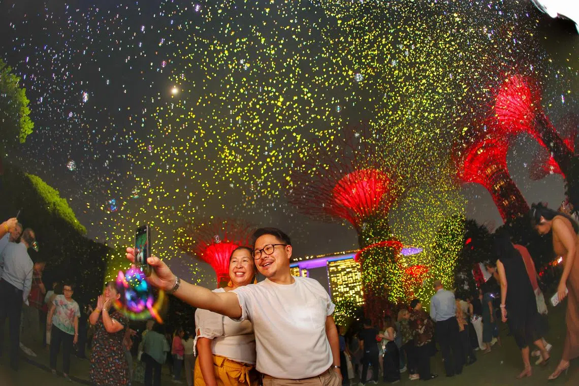 灯光装置SPARK通过照射在泡泡上的灯光，呈现数千个漂浮发光点，悄然照亮夜空，营造浪漫又梦幻的夜间景致。（郑一鸣摄）