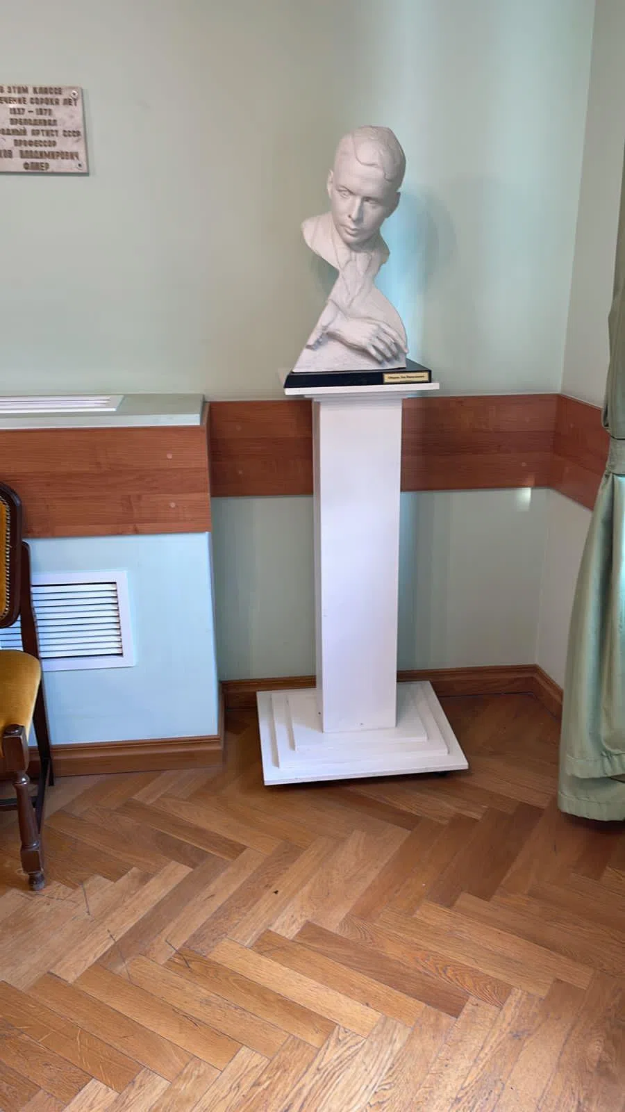 伊古姆诺夫的学生奥博林是第一届肖邦大赛的冠军，曾长期担任莫斯科柴院的钢琴系主任，1922年至1974年在45号教室任教。他的雕塑被保存于该教室。（受访者提供）