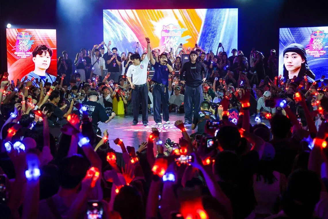 我国选手陈健永（左）勇挫越南舞者Mikey b（右），在决赛中胜出。（林明顺摄）