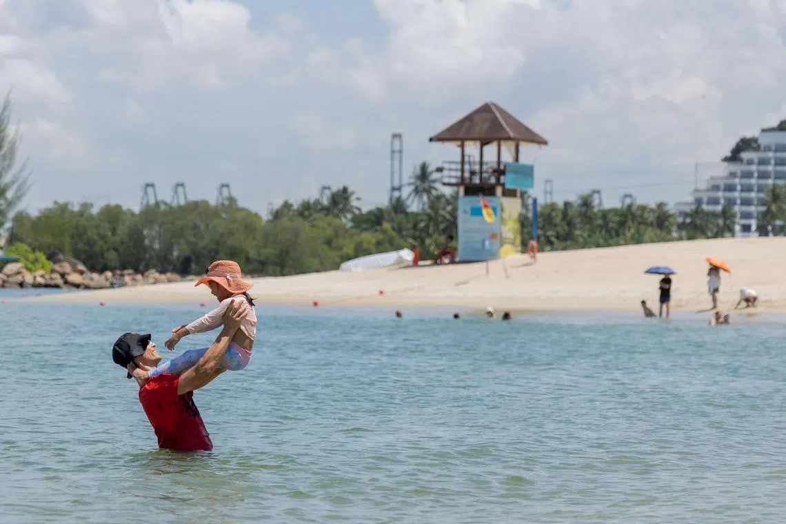 圣淘沙西乐索海滩星期六恢复水上活动，由于刚好是周末，许多人携带老小前来享受洁净的沙滩和清澈的海水。（吴先邦摄）