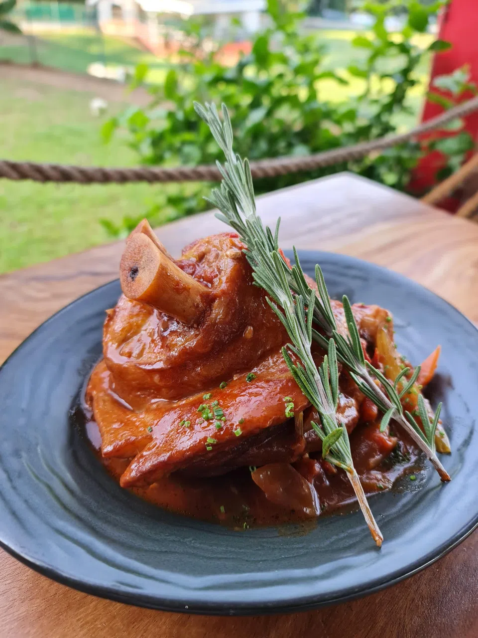 陈喜明特别为父亲烹煮他爱吃的卤猪脚。（受访者提供）