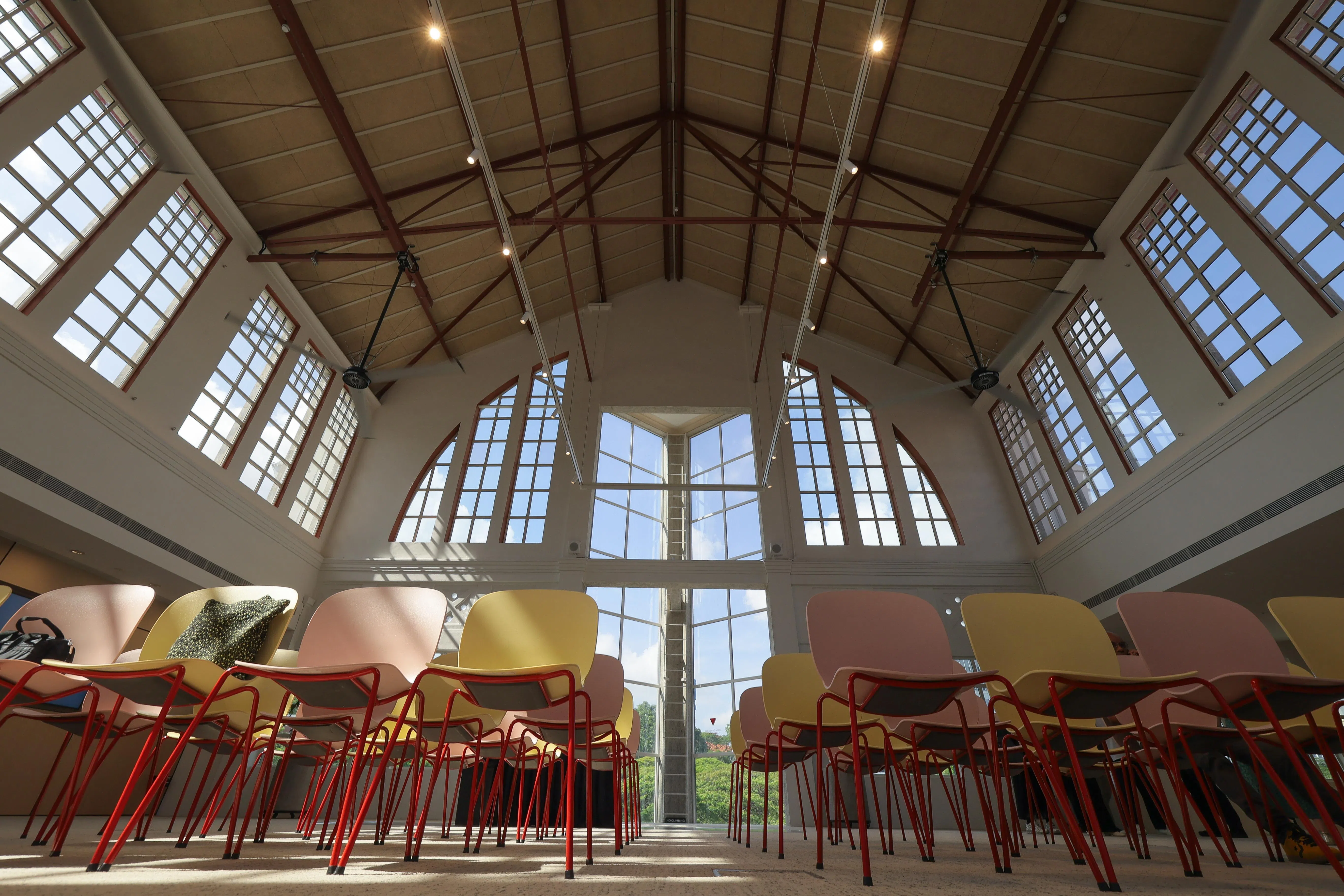 淡马锡店屋室内采用混合冷却系统，结合吊扇和二氧化碳传感器，可持续感测室内的空气质量和人流量，实时调整气流和凉爽度。（张俊杰摄）