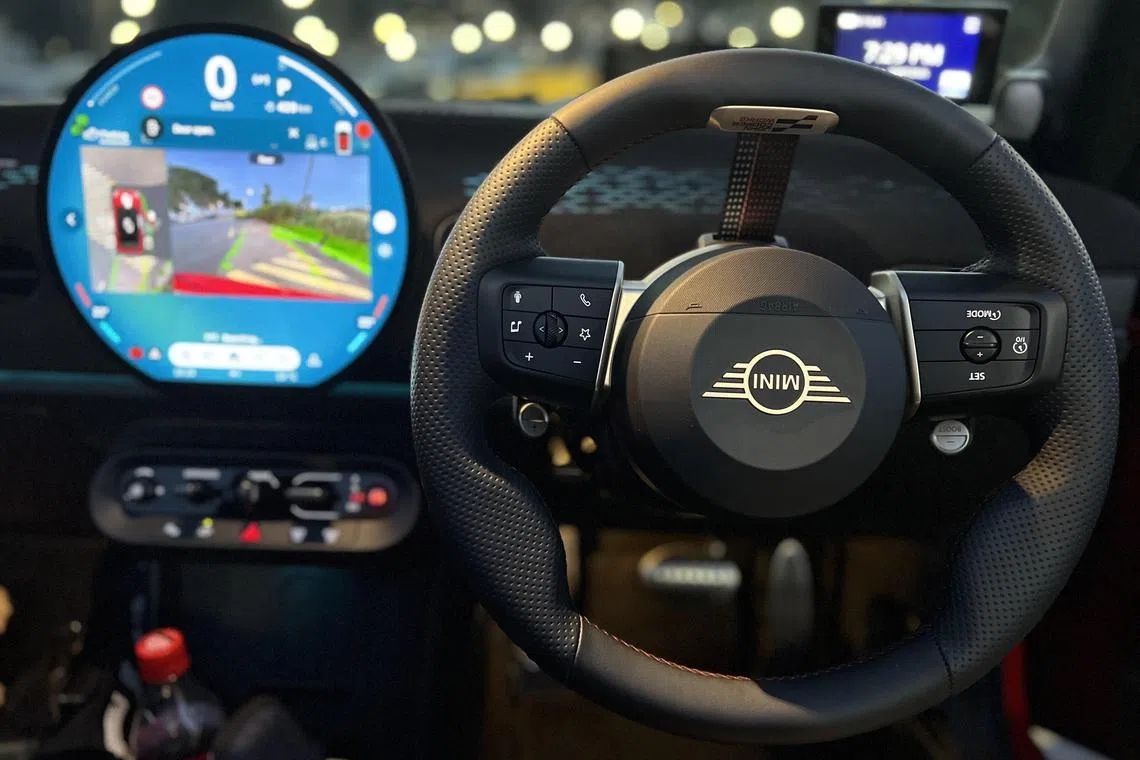 车室延续活泼风格，主要配置都是圆滚滚的，加入科技元素作点缀。（吴庆康摄）