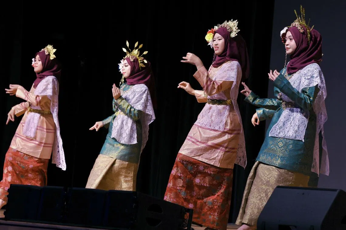 文莱的Sufri Bolkiah中学受邀参加青年节庆典，带来传统迎宾舞与节庆舞，传递异国文化与区域交流。 （特约陈佩敏摄）