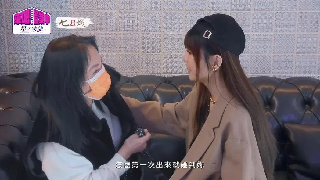 李亚萍（左）误入拍摄地点，与谢金燕谈心。（互联网）