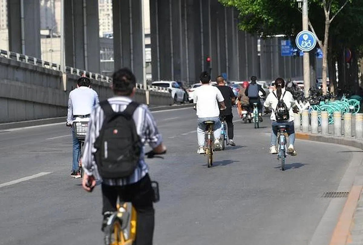 一些受访市民说，自己住在交通受管控的朝阳区，但依然需要正常上班，因此骑车出门成为比较方便的选择。（新京报）