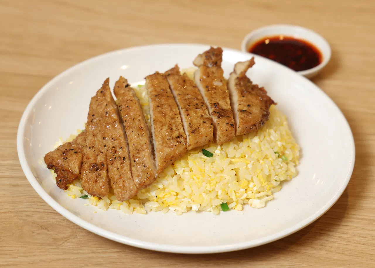 猪扒蛋炒饭，蛋香四溢，猪扒外酥里嫩。（唐家鸿摄）