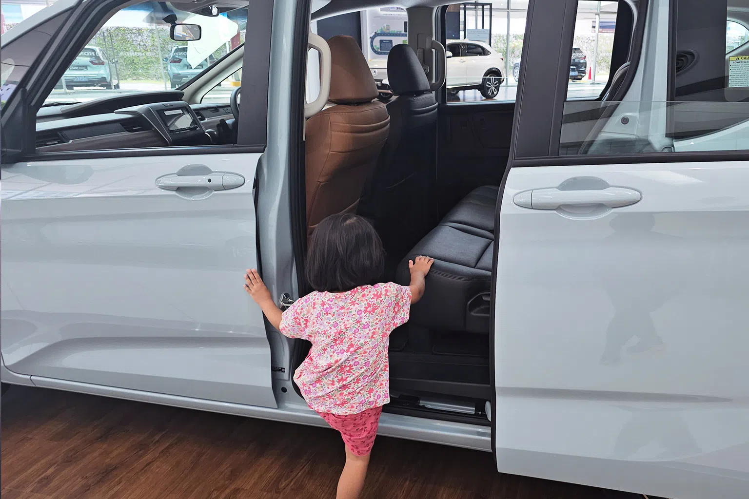 孩子们只需轻轻一拉车门手柄，就能轻松开门上车。（图/新报业媒体）