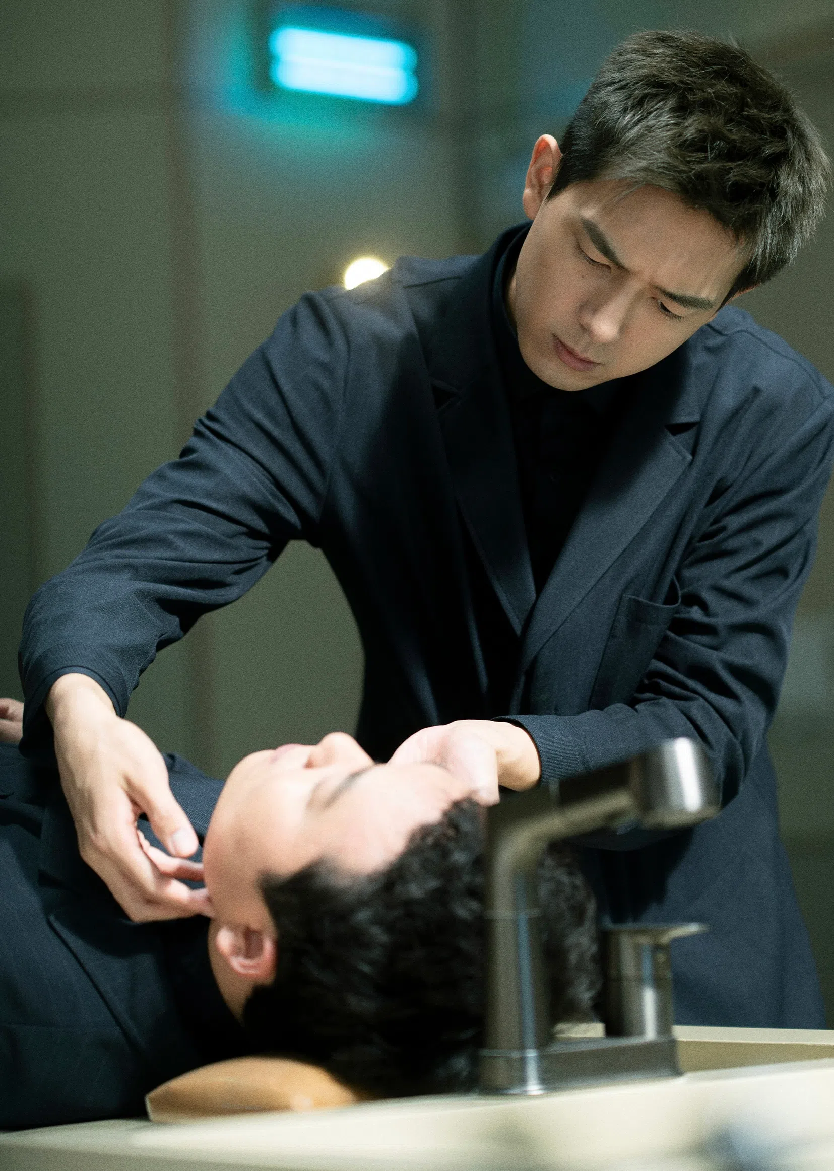 李现饰演的陈麦冬因中学时期遭遇事故，长大后选择成为遗体整容师。（互联网）