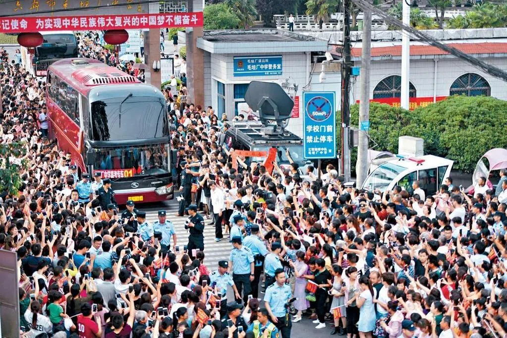 高考开锣 安徽毛坦厂再现万人送考盛况