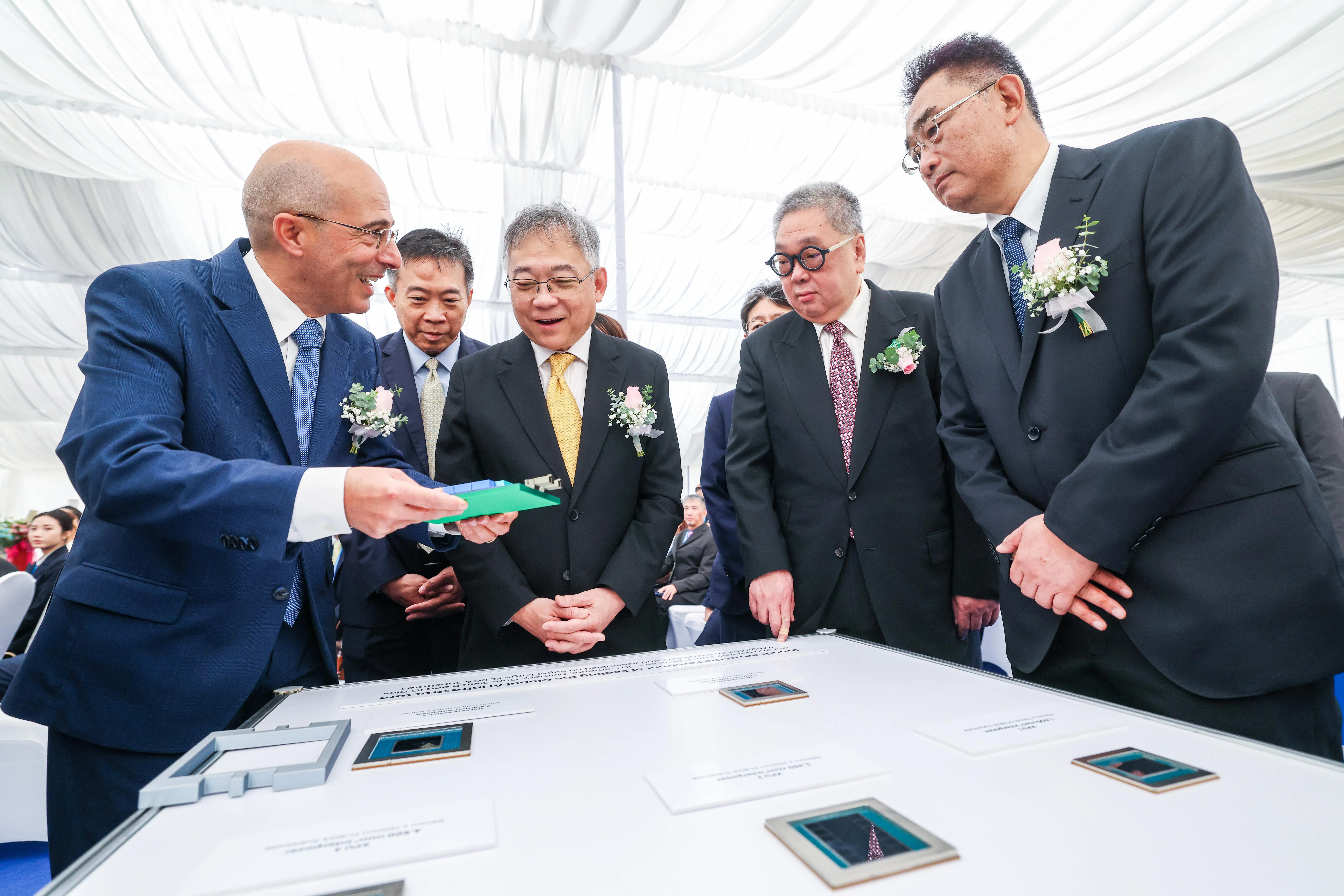 副总理兼贸工部长颜金勇（左三）在开幕仪式上说，AST将为新加坡半导体产业带来超330个新岗位，包括工程师和熟练技术人员。图为博通半导体解决方案集团总裁考瓦斯（Charlie Kawwas，左一）、新加坡经济发展局主席方章文（左二）与AST总裁饭田佳之（右一）。（陈斌勤摄）