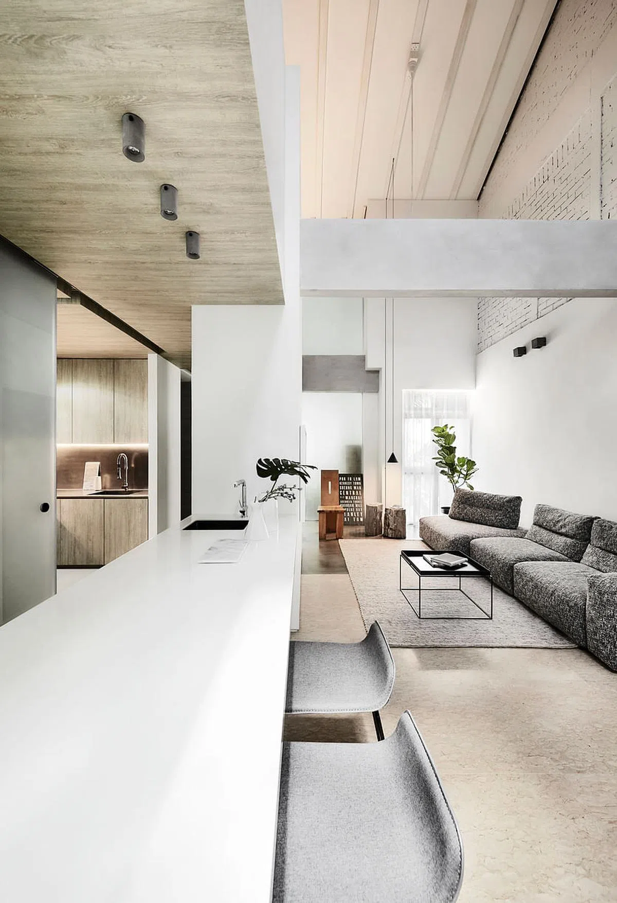 阁楼下是厨房和吧台。