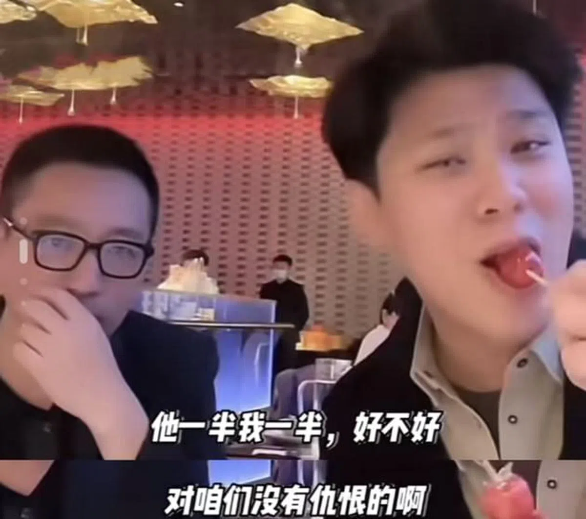 汪小菲（左）与葛斯齐同框吃一串糖葫芦被封“CP”。（视频截图）