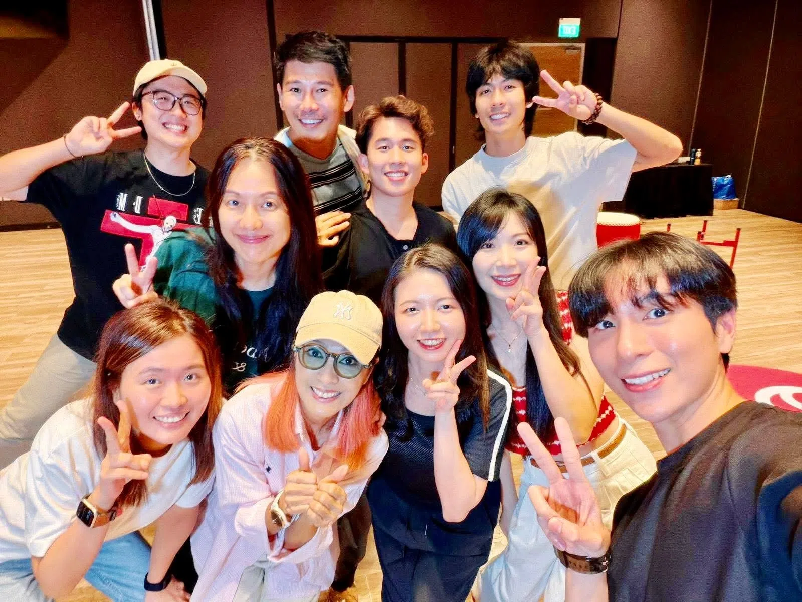 米雪（前排戴帽子）到排练现场传授经验。（易凌提供）