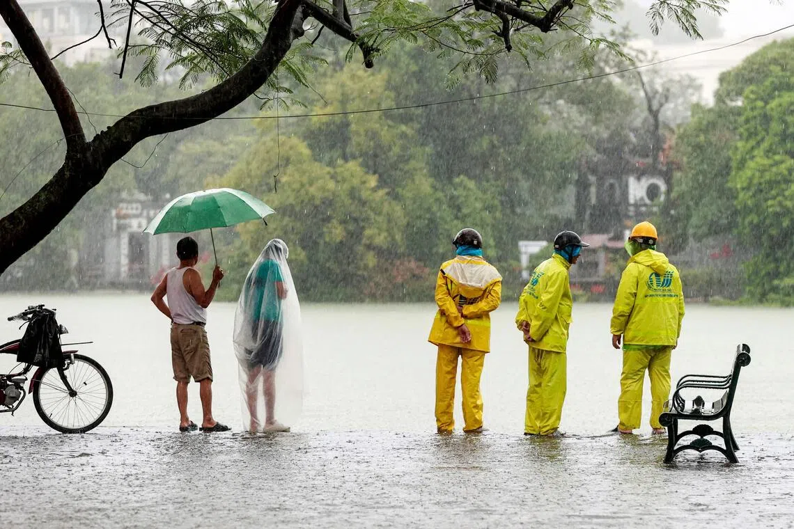 博罗依带来庞大降雨量，河内市中心的还剑湖满溢。（法新社）
