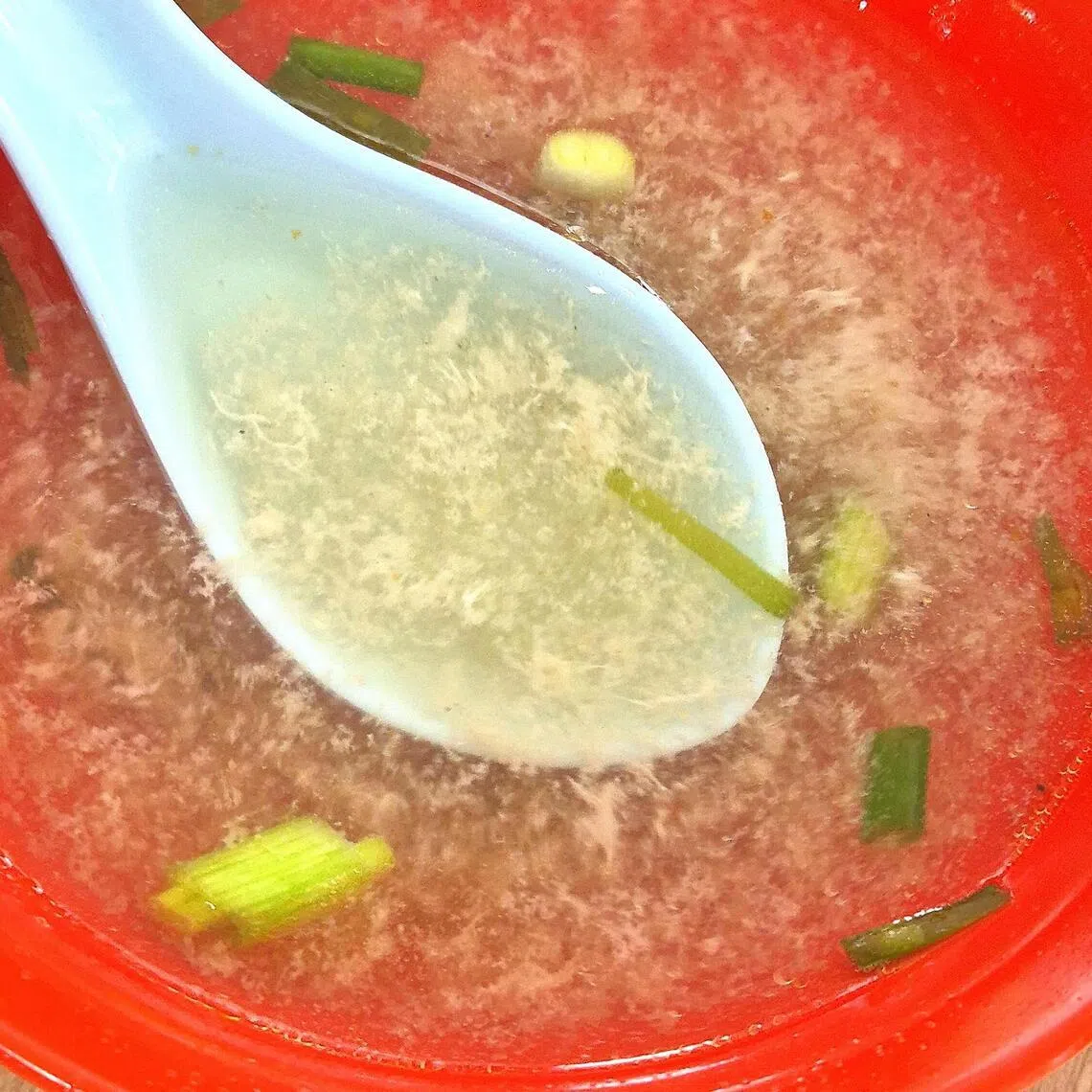 用扁鱼熬的汤底带熟成海味的鲜美。（陈爱薇摄）