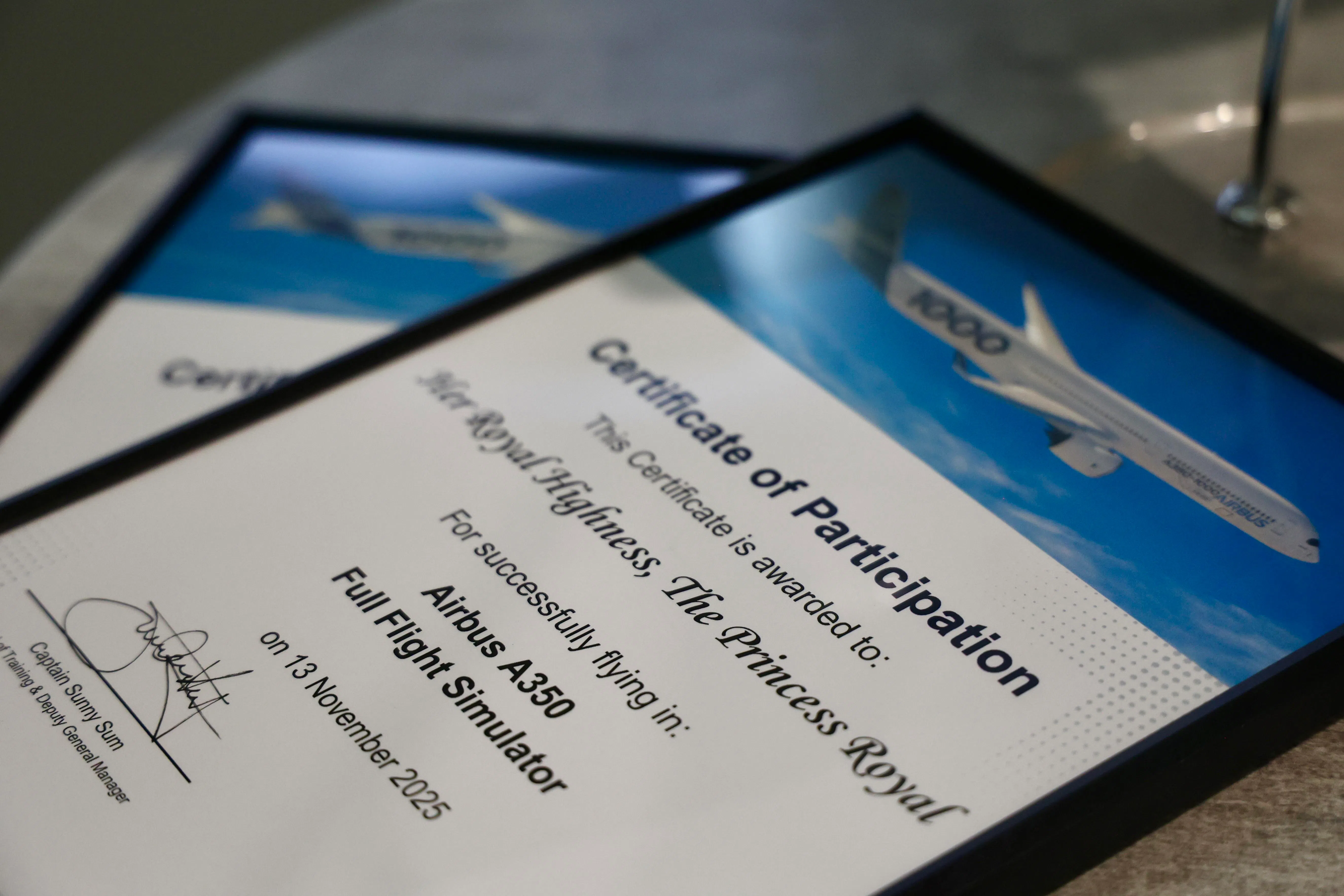 安妮长公主和夫婿劳伦斯爵士都获得完成空客A350模拟驾驶体验的证书。（陈斌勤摄）