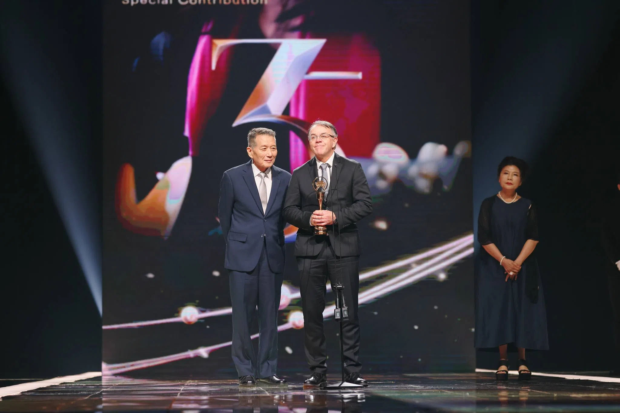 郑华娟的德国老公Michael（右）与哥哥代已故郑华娟领奖。（取自金曲奖脸书）