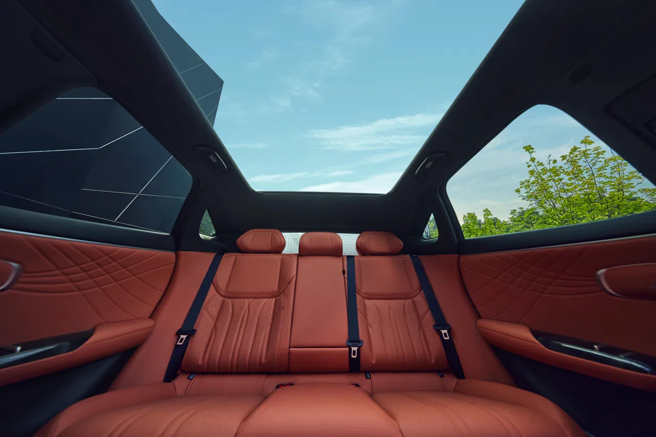 深蓝S07使用大量皮革材质包覆座椅和车门，营造豪华舒适的乘坐环境。（车商提供）